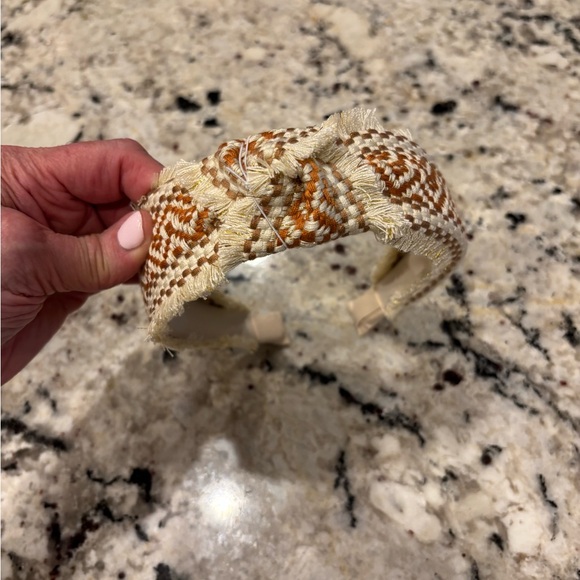 ❤️Shiraleah Tan and Cream Patterned Headband - Picture 2 of 6